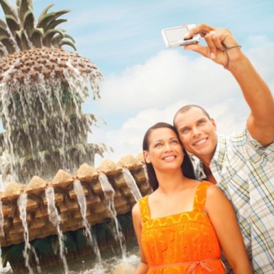 Couple taking selfie in front of pineapple fountain in Waterfront Park