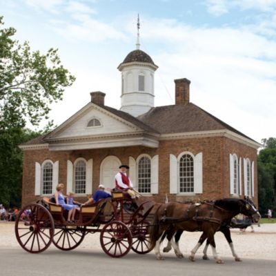 Horse and buggy ride in front of Historic Williamsburg courthouse