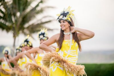 hawaii polynesian hula dancers performing