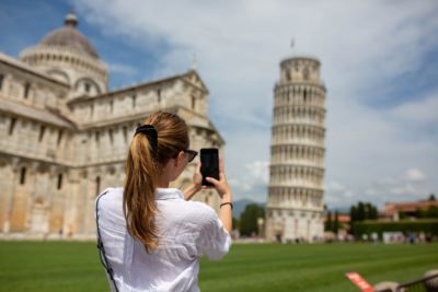 italy-leaning-tower-of-pisa-woman-taking-photo-with-cell-phone