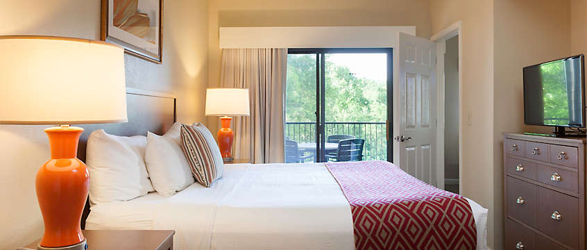 Laurel Crest™ 1bed deluxe villa bedroom